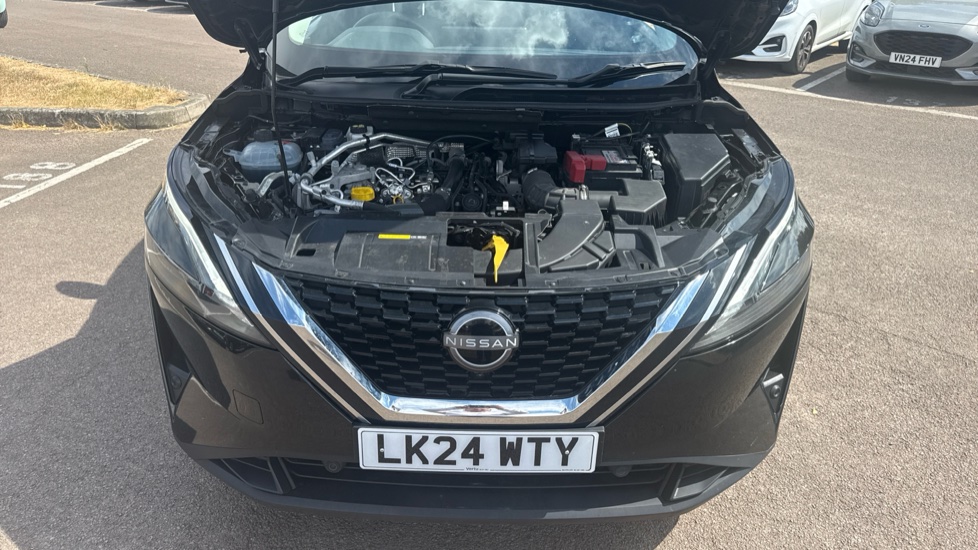 Nissan Qashqai 1.3 DiG-T MH N-Connecta 5dr Petrol Hatchback - Image 8