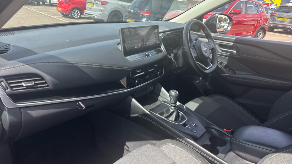 Nissan Qashqai 1.3 DiG-T MH N-Connecta 5dr Petrol Hatchback - Image 9