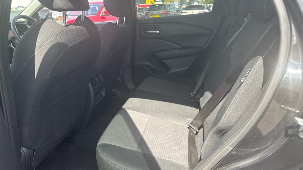 Nissan Qashqai 1.3 DiG-T MH N-Connecta 5dr Petrol Hatchback - Image 16