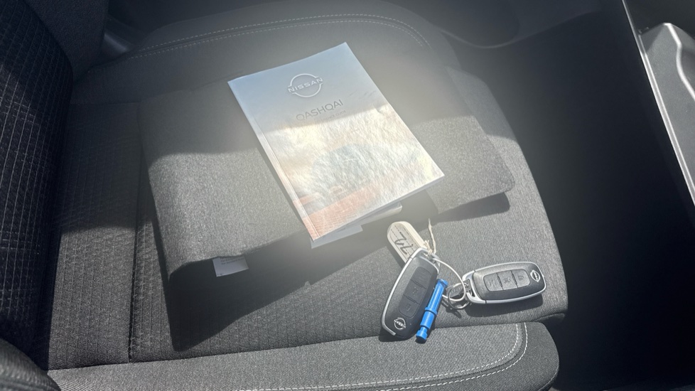 Nissan Qashqai 1.3 DiG-T MH N-Connecta 5dr Petrol Hatchback - Image 19