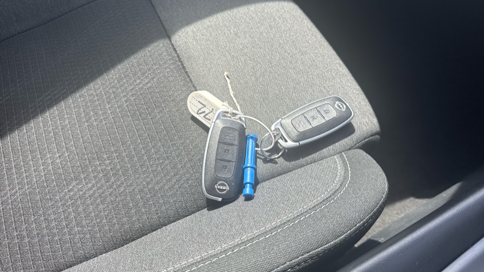 Nissan Qashqai 1.3 DiG-T MH N-Connecta 5dr Petrol Hatchback - Image 20