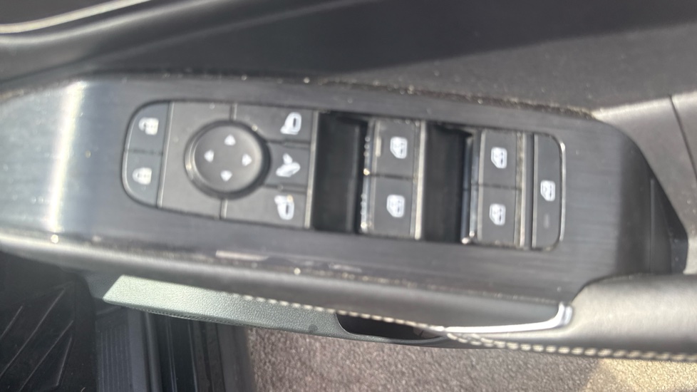 Nissan Qashqai 1.3 DiG-T MH N-Connecta 5dr Petrol Hatchback - Image 24