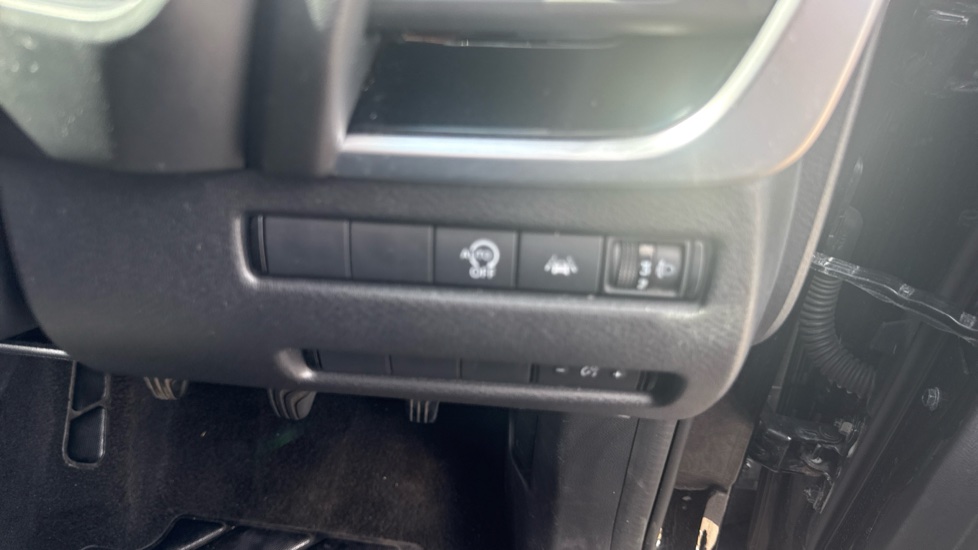 Nissan Qashqai 1.3 DiG-T MH N-Connecta 5dr Petrol Hatchback - Image 26