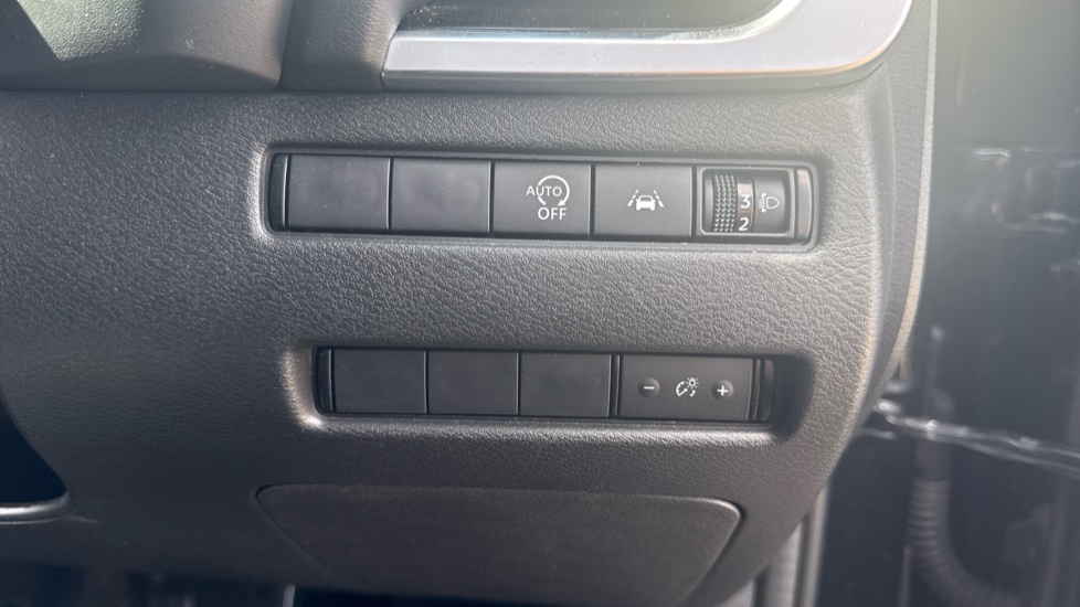 Nissan Qashqai 1.3 DiG-T MH N-Connecta 5dr Petrol Hatchback - Image 27