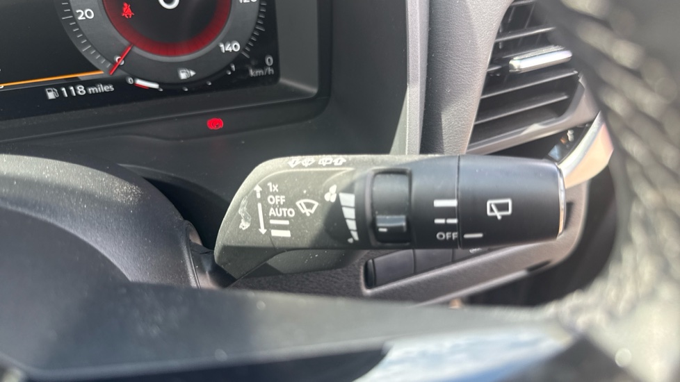 Nissan Qashqai 1.3 DiG-T MH N-Connecta 5dr Petrol Hatchback - Image 29