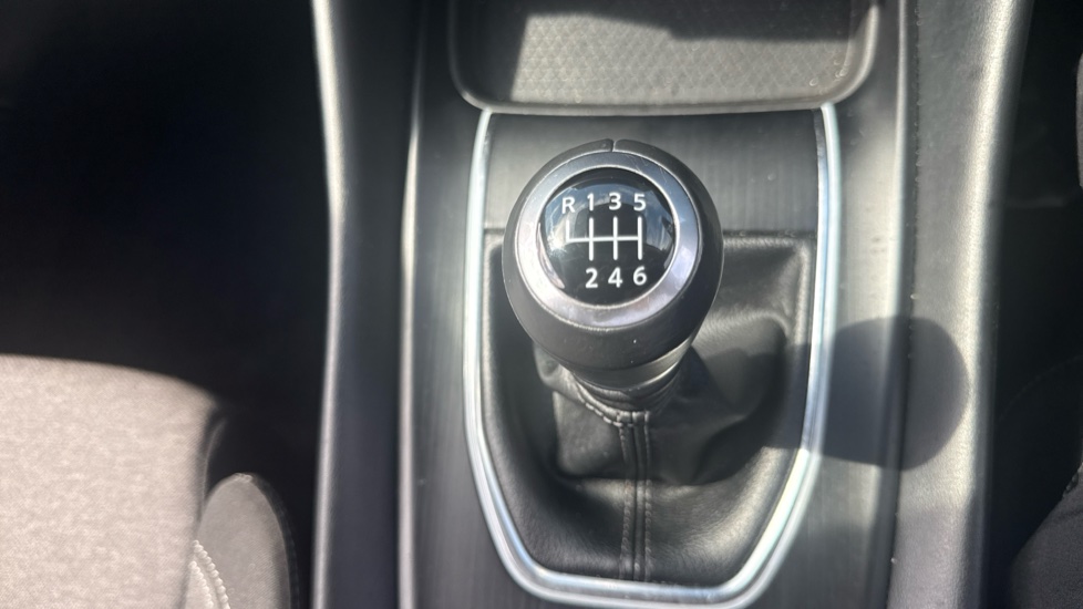 Nissan Qashqai 1.3 DiG-T MH N-Connecta 5dr Petrol Hatchback - Image 32