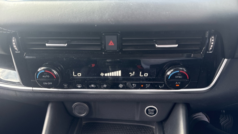 Nissan Qashqai 1.3 DiG-T MH N-Connecta 5dr Petrol Hatchback - Image 36