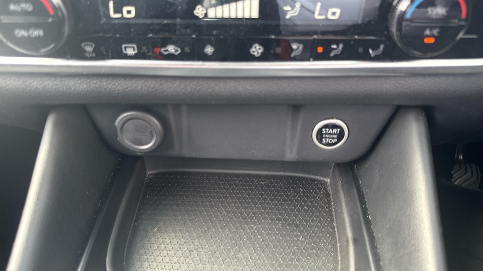 Nissan Qashqai 1.3 DiG-T MH N-Connecta 5dr Petrol Hatchback - Image 37