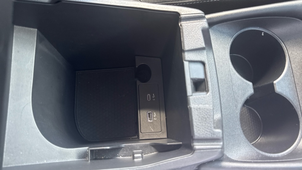 Nissan Qashqai 1.3 DiG-T MH N-Connecta 5dr Petrol Hatchback - Image 38