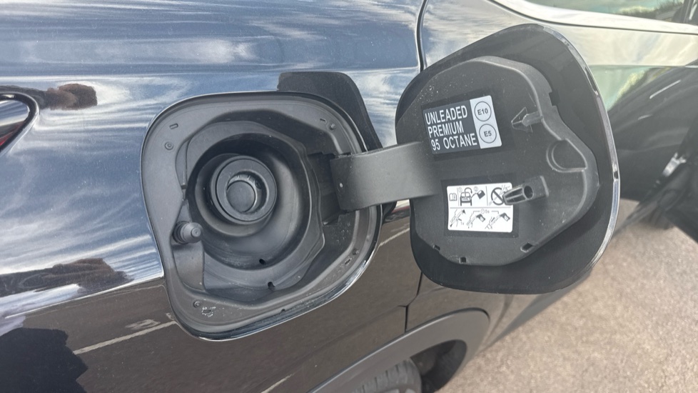 Nissan Qashqai 1.3 DiG-T MH N-Connecta 5dr Petrol Hatchback - Image 39