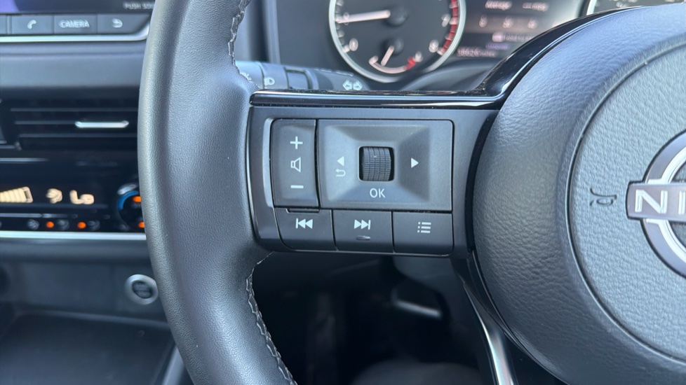 Nissan Qashqai 1.3 DiG-T MH Acenta Premium 5dr Petrol Hatchback - Image 32