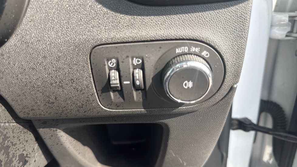 Vauxhall Crossland X 1.2 [83] Griffin 5dr [Start Stop] Petrol Hatchback - Image 32