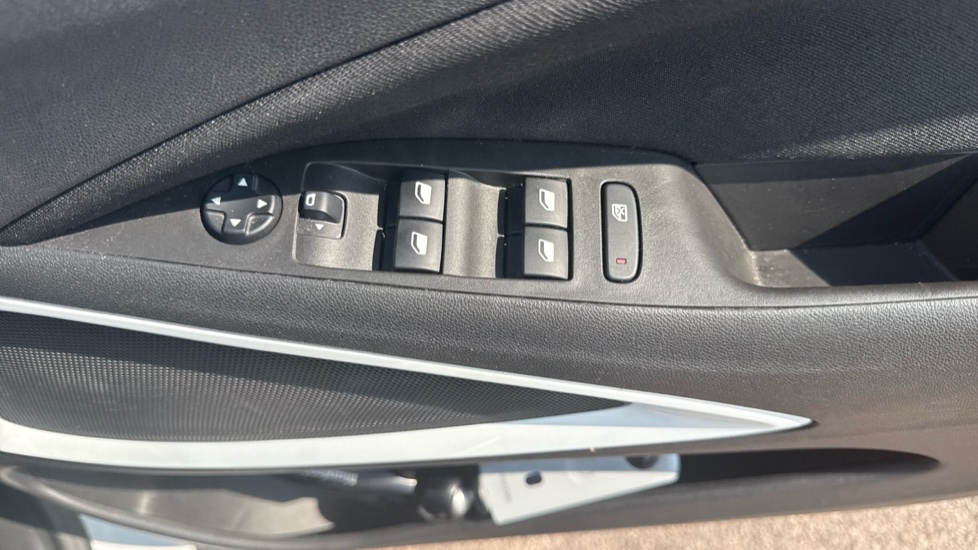 Vauxhall Crossland X 1.2 [83] Griffin 5dr [Start Stop] Petrol Hatchback - Image 33