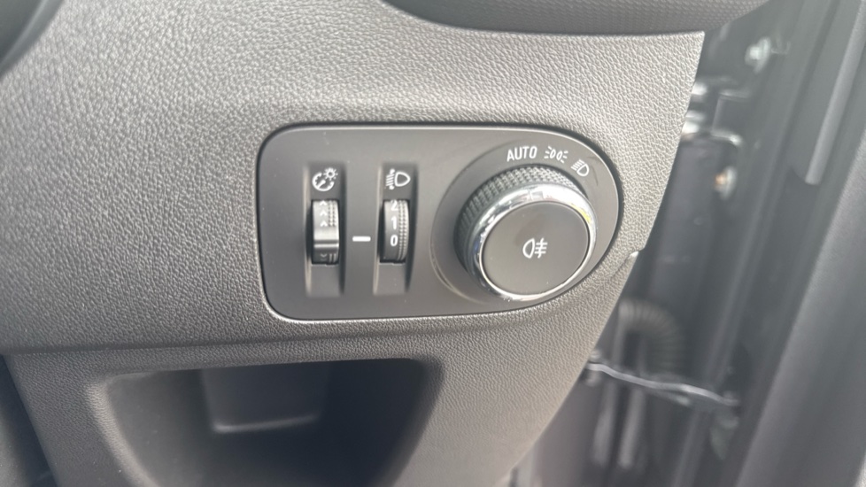 Vauxhall Crossland 1.2 Turbo Design 5dr Petrol Hatchback - Image 31
