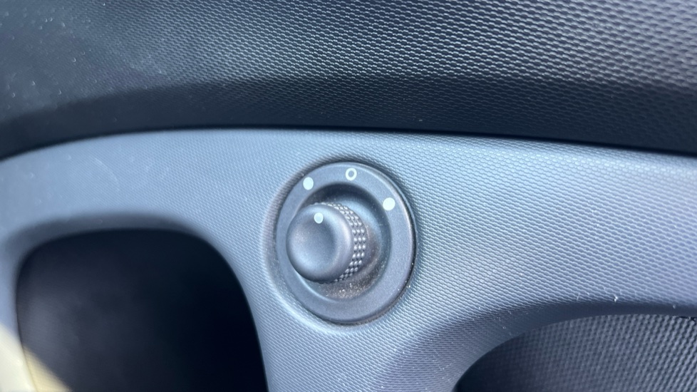 smart EQ fortwo coupe 60kW EQ Pulse Premium 17kWh 2dr Auto [22kWCh] Electric Coupe - Image 22