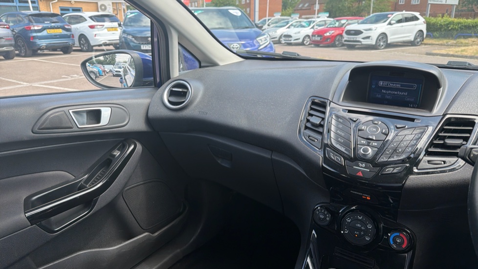 Ford Fiesta 1.25 82 Zetec 3dr Petrol Hatchback - Image 33