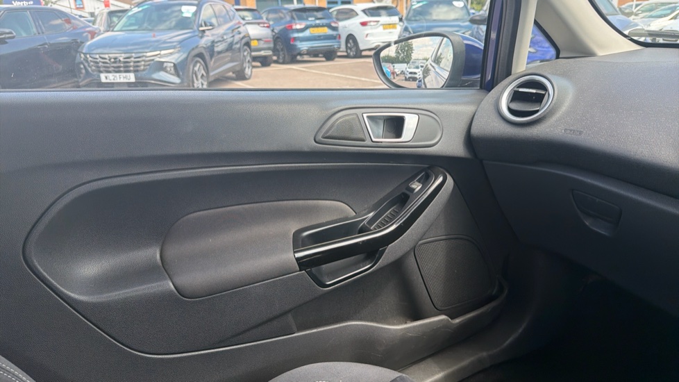 Ford Fiesta 1.25 82 Zetec 3dr Petrol Hatchback - Image 34