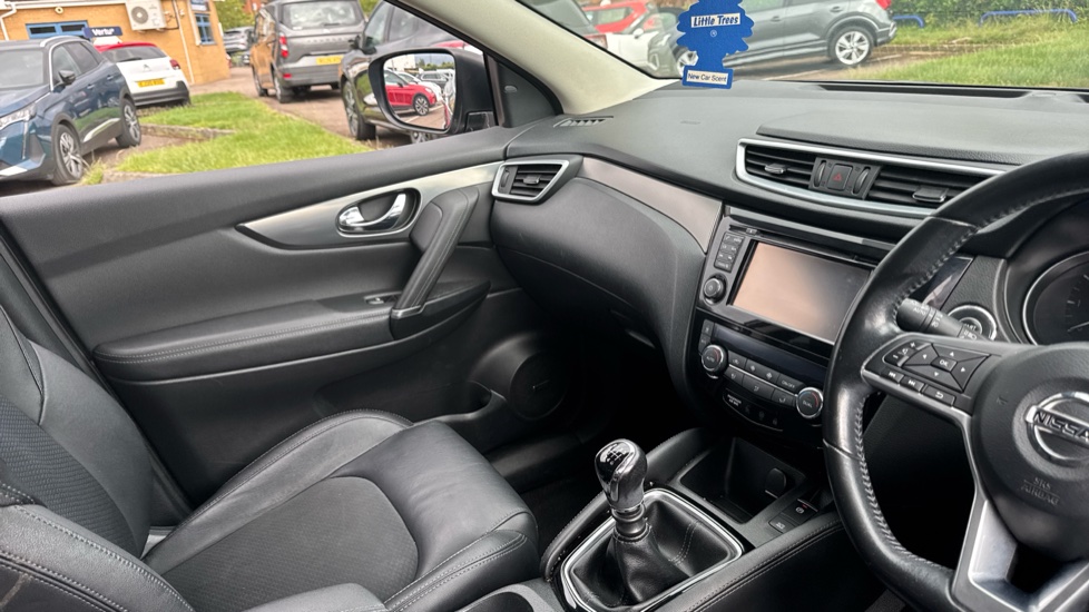 Nissan Qashqai 1.2 DiG-T Tekna 5dr Petrol Hatchback - Image 14