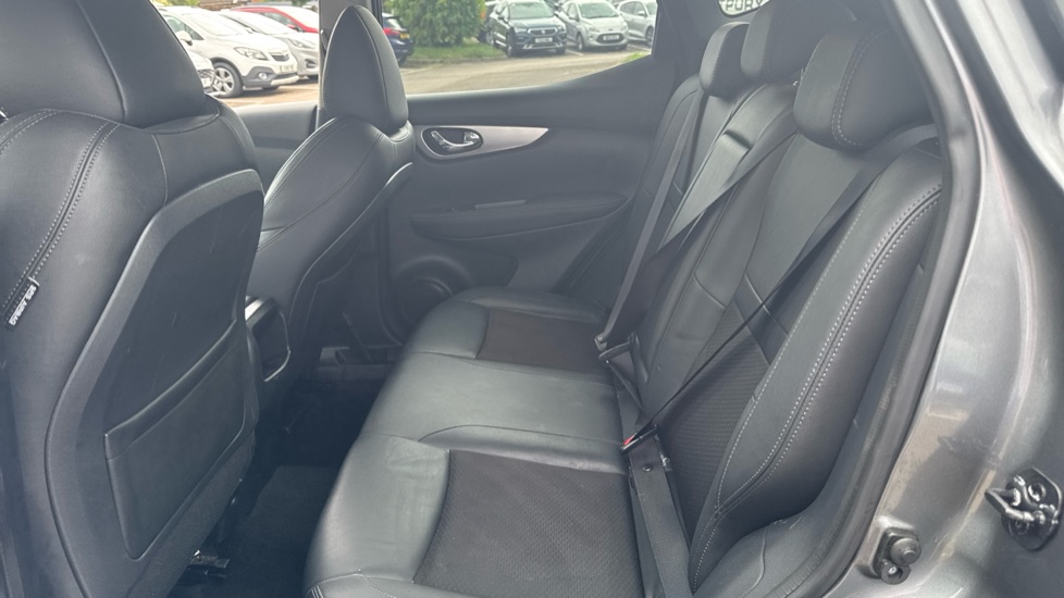 Nissan Qashqai 1.2 DiG-T Tekna 5dr Petrol Hatchback - Image 16