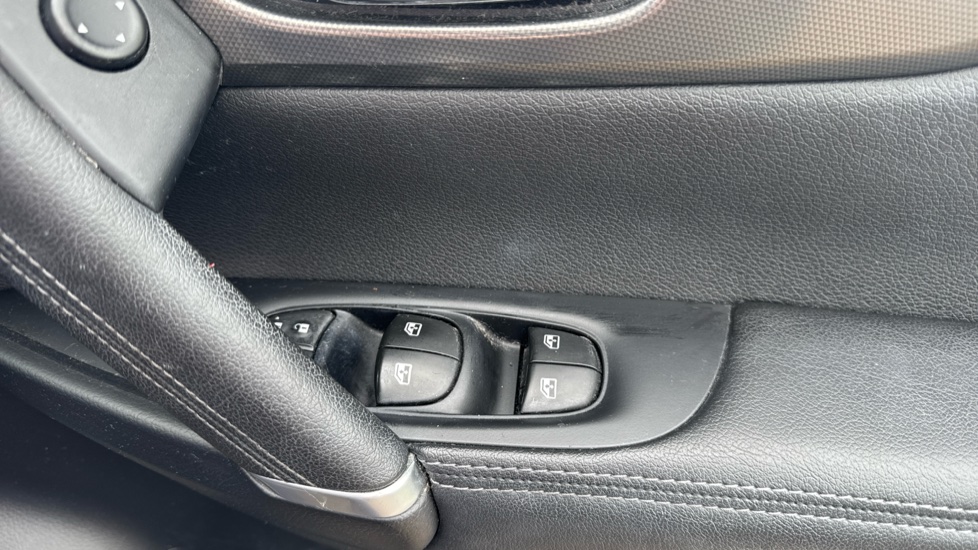 Nissan Qashqai 1.2 DiG-T Tekna 5dr Petrol Hatchback - Image 21