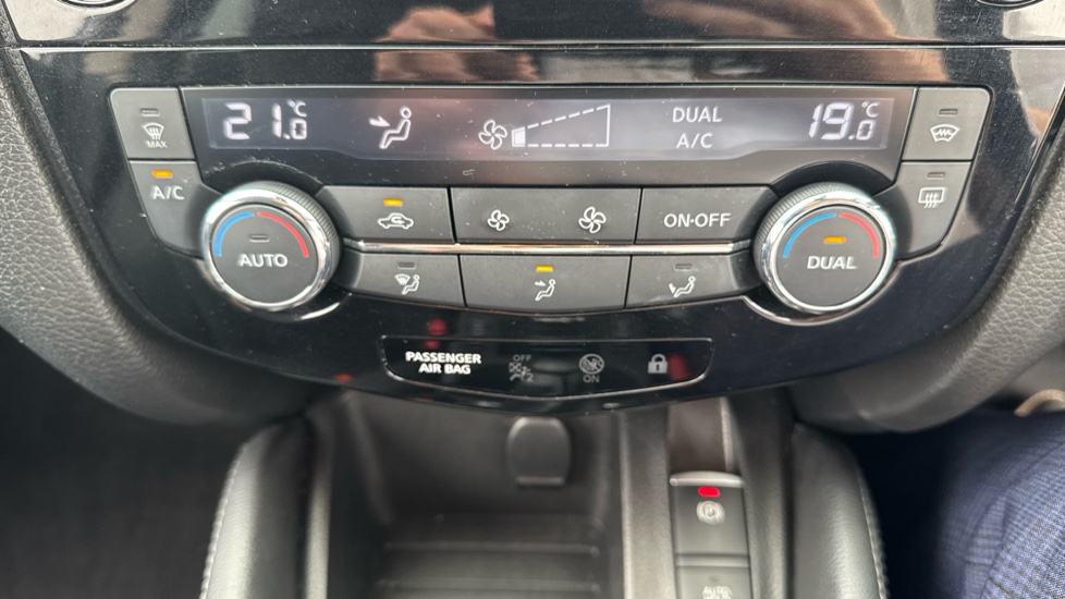 Nissan Qashqai 1.2 DiG-T Tekna 5dr Petrol Hatchback - Image 33