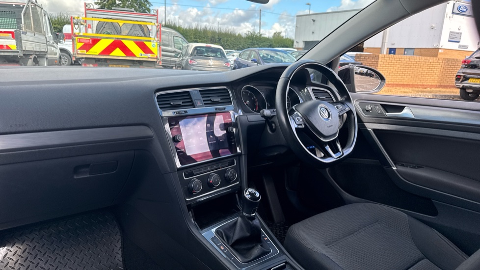 Volkswagen Golf 1.6 TDI SE [Nav] 5dr Diesel Hatchback - Image 9