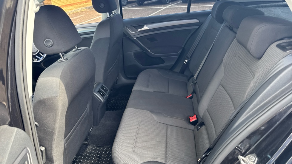 Volkswagen Golf 1.6 TDI SE [Nav] 5dr Diesel Hatchback - Image 16