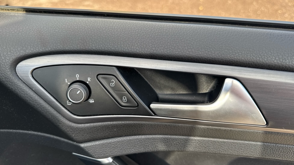 Volkswagen Golf 1.6 TDI SE [Nav] 5dr Diesel Hatchback - Image 24