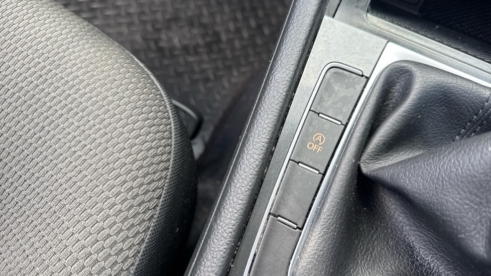 Volkswagen Golf 1.6 TDI SE [Nav] 5dr Diesel Hatchback - Image 32