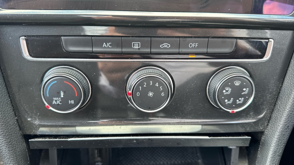 Volkswagen Golf 1.6 TDI SE [Nav] 5dr Diesel Hatchback - Image 34