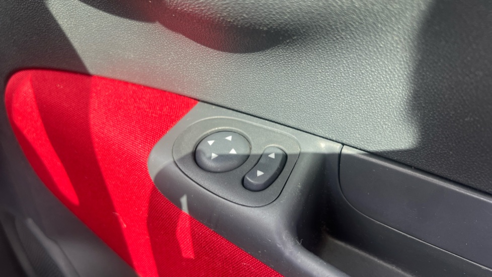 Fiat 500 1.2 Lounge 3dr Dualogic [Start Stop] Petrol Hatchback - Image 31