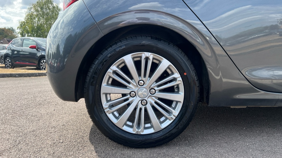 Peugeot 208 1.2 PureTech 82 Allure 5dr Petrol Hatchback - Image 7