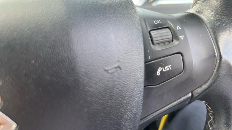 Peugeot 208 1.2 PureTech 82 Allure 5dr Petrol Hatchback - Image 30