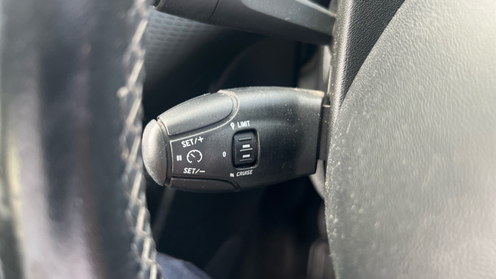 Peugeot 208 1.2 PureTech 82 Allure 5dr Petrol Hatchback - Image 31