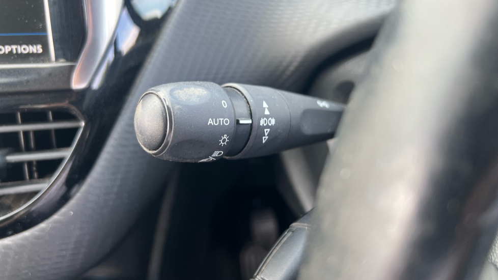 Peugeot 208 1.2 PureTech 82 Allure 5dr Petrol Hatchback - Image 32