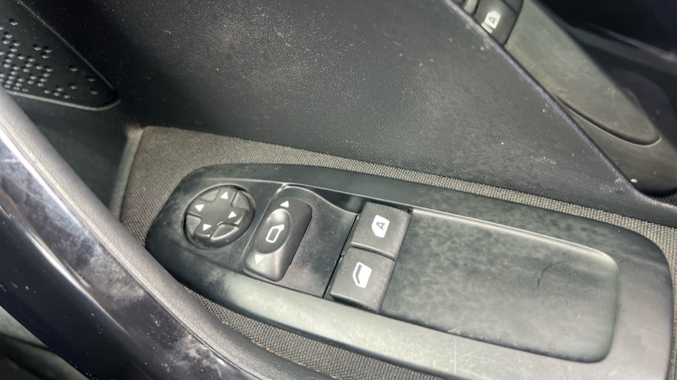 Peugeot 208 1.2 PureTech 82 Allure 5dr Petrol Hatchback - Image 35