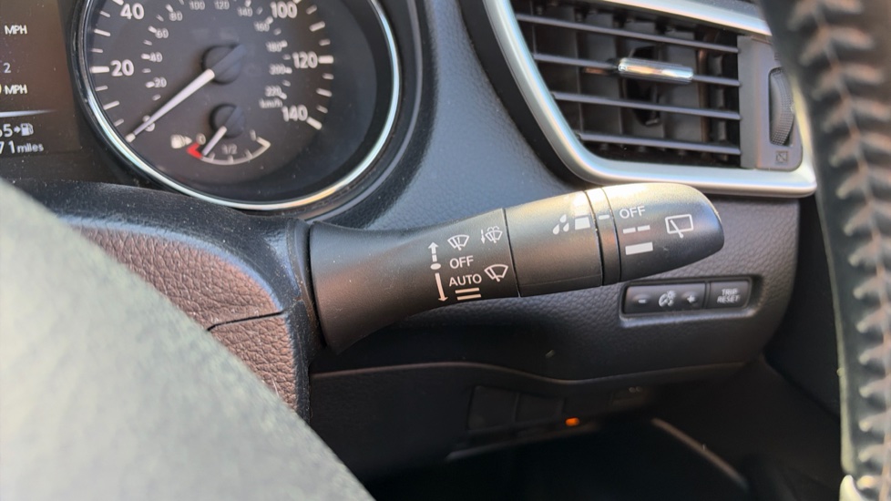 Nissan Qashqai 1.5 dCi Tekna 5dr Diesel Hatchback - Image 31