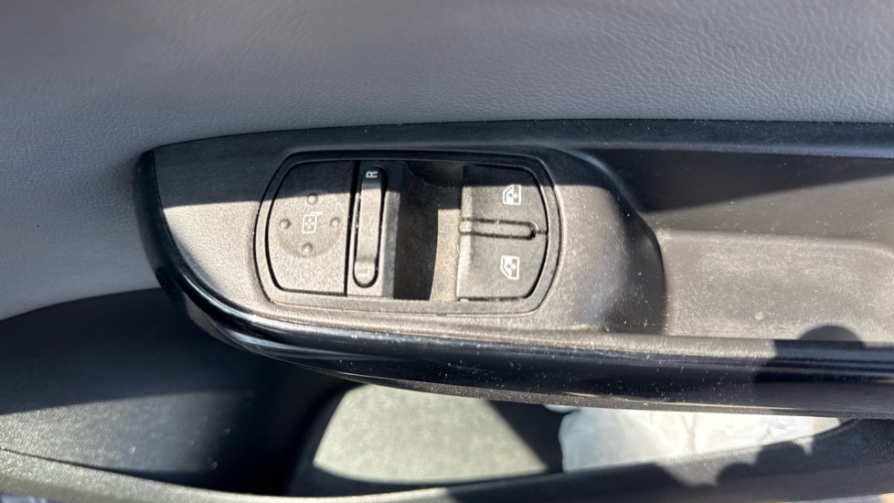 Vauxhall Corsa 1.4 SE Nav 5dr Petrol Hatchback - Image 26