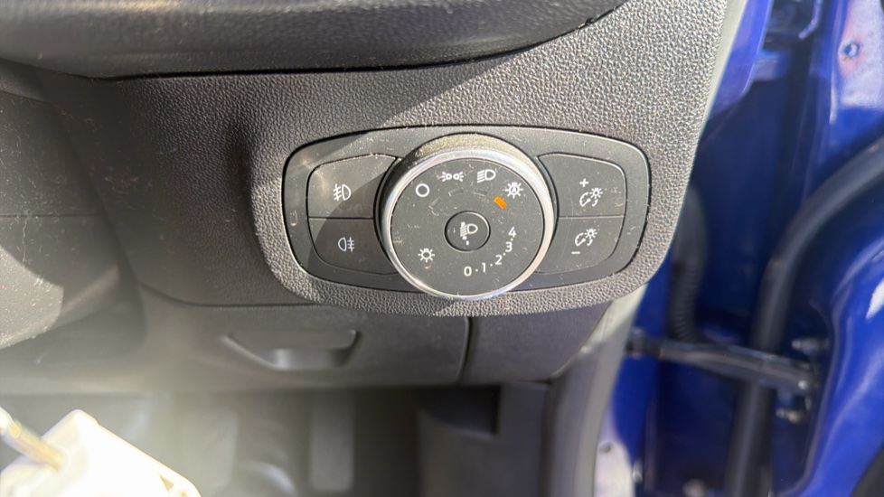 Ford Fiesta 1.1 Zetec 5dr Petrol Hatchback - Image 27