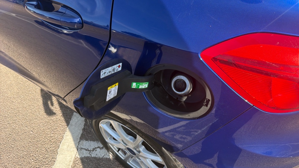 Ford Fiesta 1.1 Zetec 5dr Petrol Hatchback - Image 35