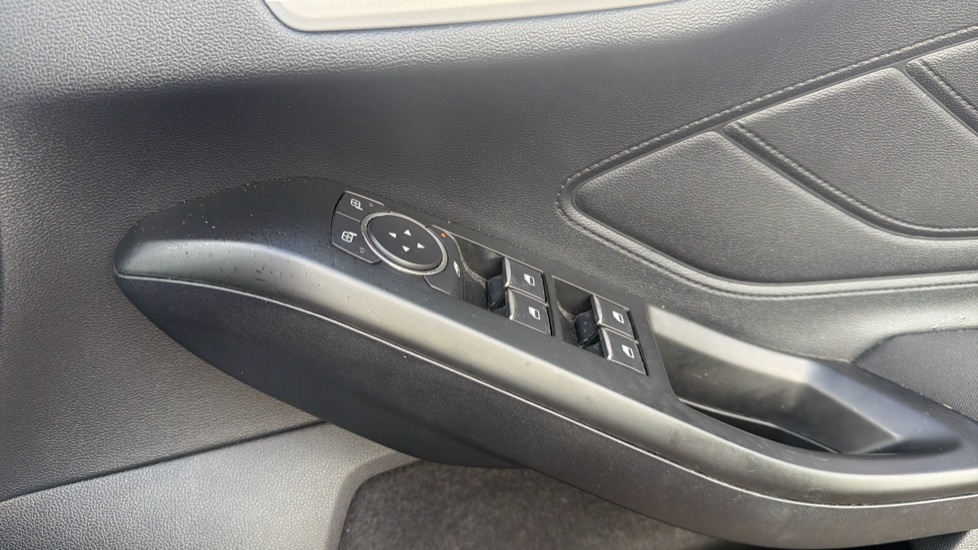 Ford Focus 1.0 EcoBoost 125 Zetec 5dr Petrol Hatchback - Image 27
