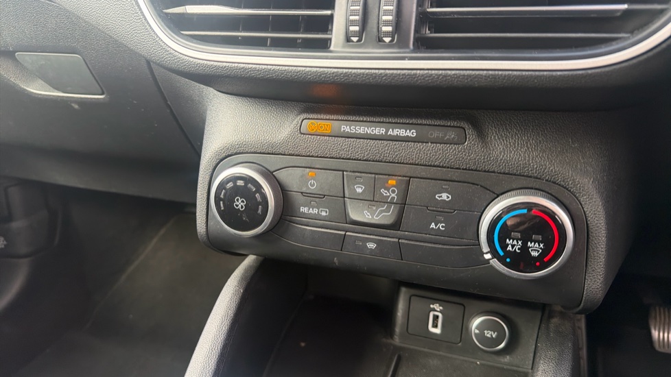 Ford Focus 1.0 EcoBoost 125 Zetec 5dr Petrol Hatchback - Image 31