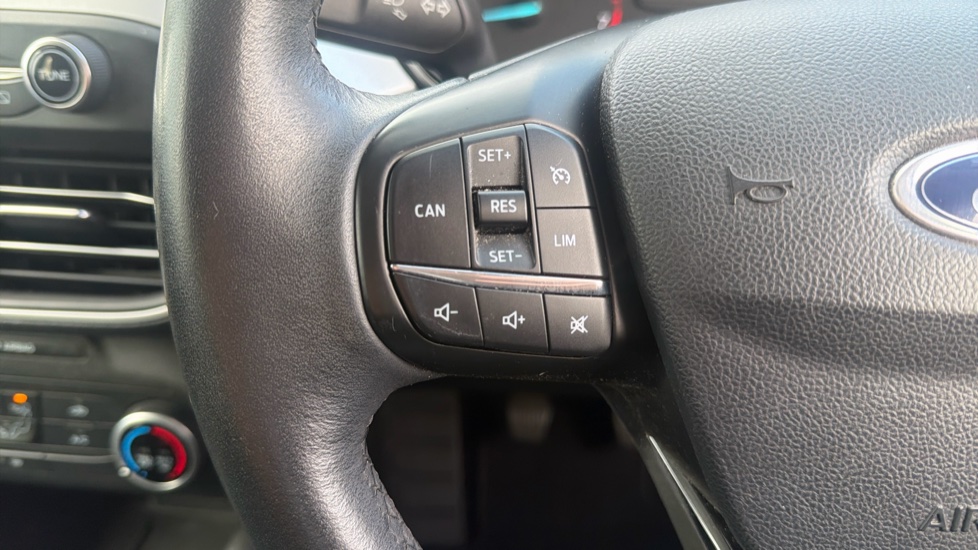 Ford Focus 1.0 EcoBoost 125 Zetec 5dr Petrol Hatchback - Image 35