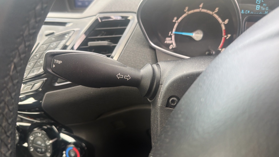 Ford Fiesta 1.25 82 Zetec 5dr Petrol Hatchback - Image 32
