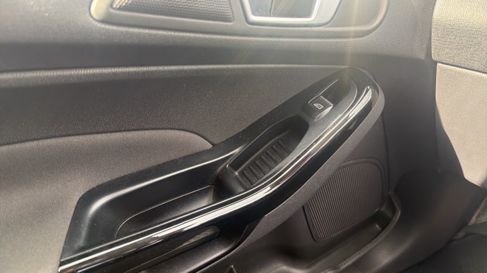 Ford Fiesta 1.25 82 Zetec 5dr Petrol Hatchback - Image 38