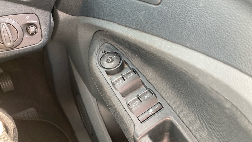 Ford C-MAX 1.6 Zetec 5dr Petrol Estate - Image 19