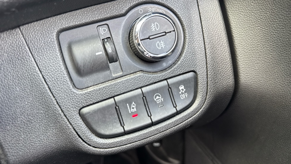 Vauxhall Viva 1.0 SE 5dr [A/C] Petrol Hatchback - Image 23