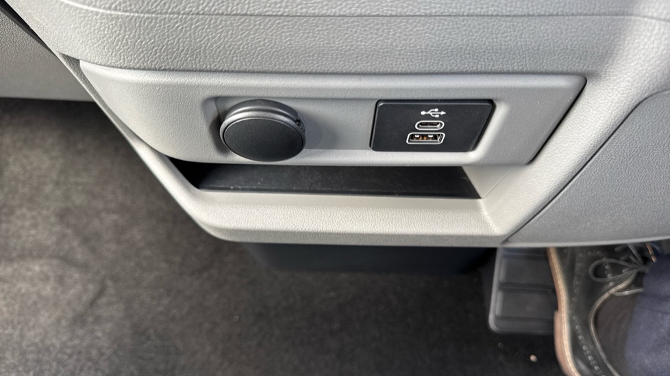 Ford Tourneo Custom 320 L1 Diesel Fwd 2.0 EcoBlue 136ps H1 Zetec 8 seater Auto - Image 31