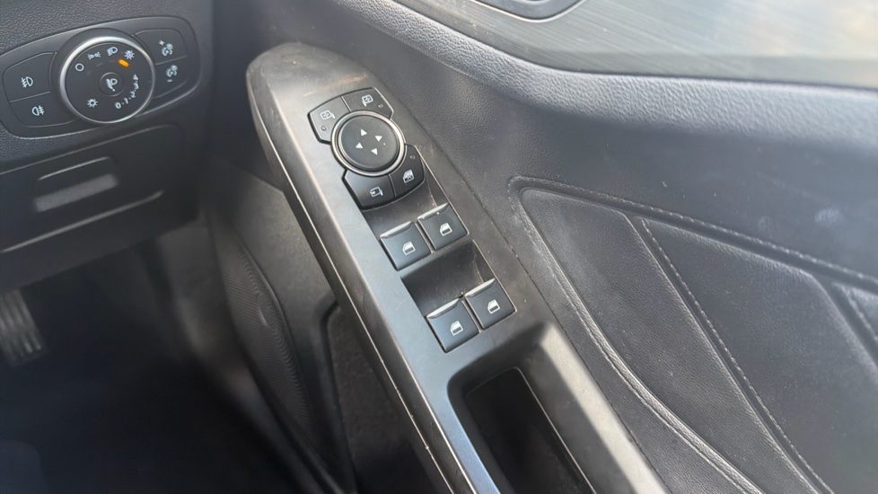 Ford Focus 1.0 EcoBoost 125 Titanium 5dr Petrol Hatchback - Image 36