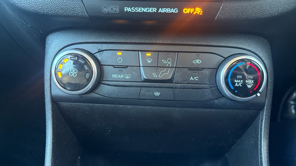 Ford Fiesta 1.1 Zetec 5dr Petrol Hatchback - Image 27